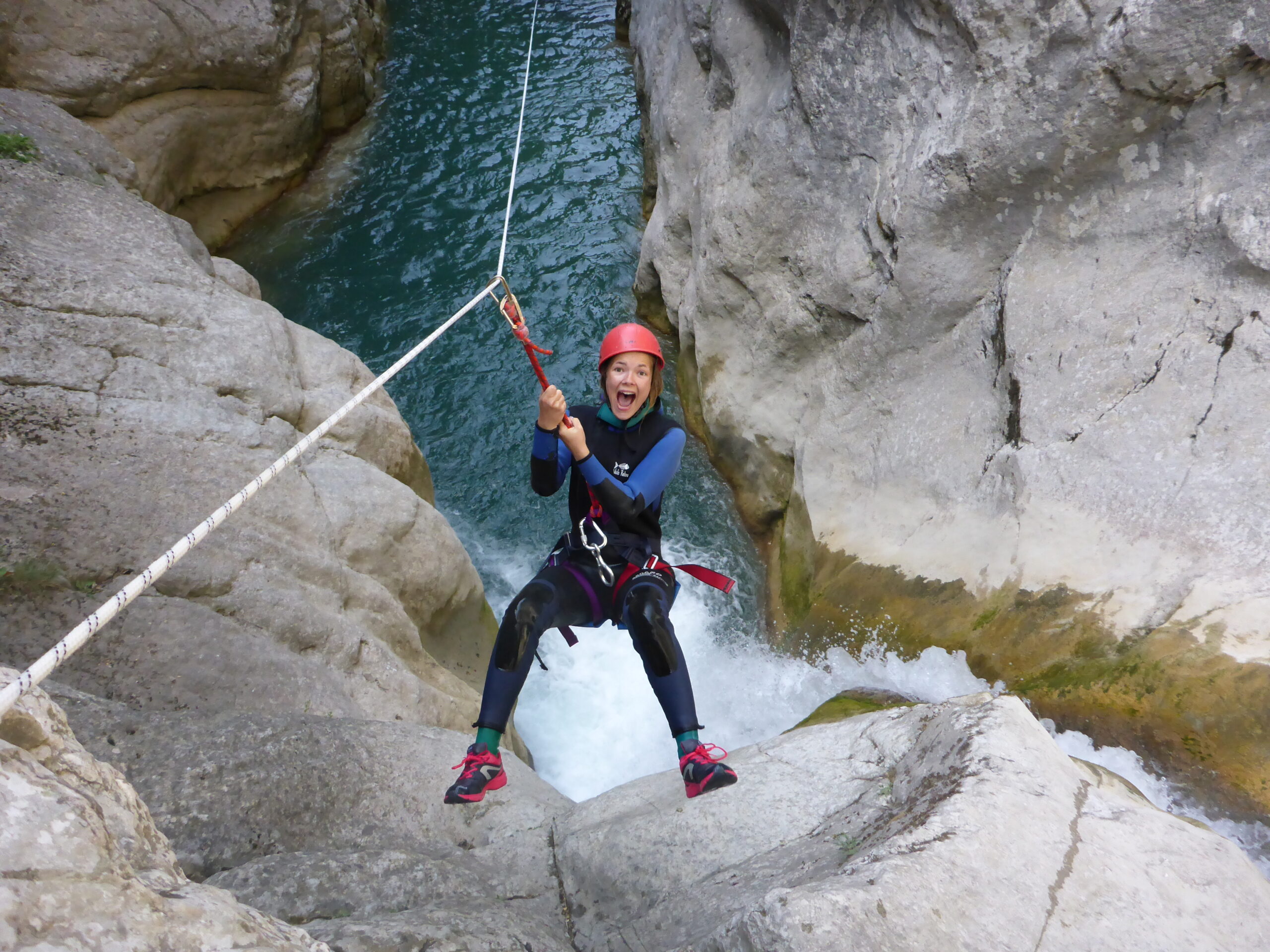 Canyoning dans les Gorges du Verdon - Une femme qui descend dans un canyon - Rafting Aboard