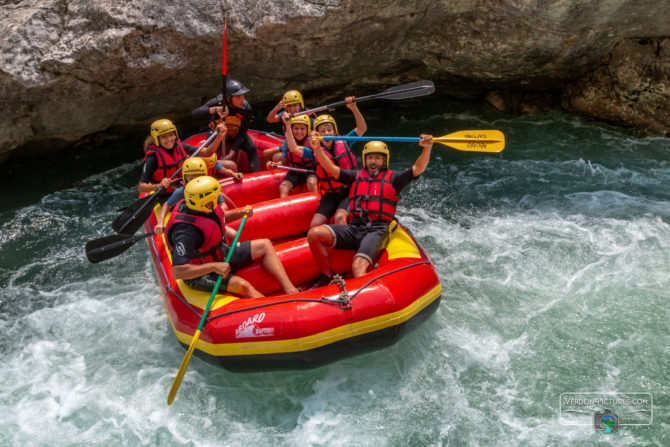 Rafting verdon groupe et séminaires groupe de personnes profitent du rafting verdon